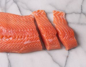 El contenido de EPA  +  DHA en el salmón de cultivo noruego ha caído más de 60% entre 2005 y 2020