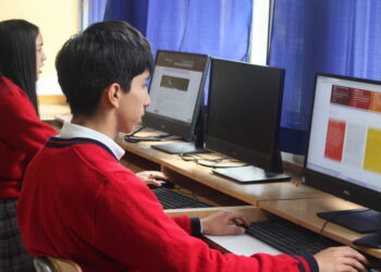  Cermaq y Enseña Chile firman convenio para entregar internet a escuela rural 