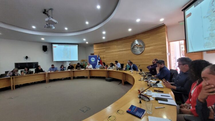 Gremios de la salmonicultura participan en taller informativo sobre votación de Espacios Marítimos Costeros para Pueblos Originarios en Aysén