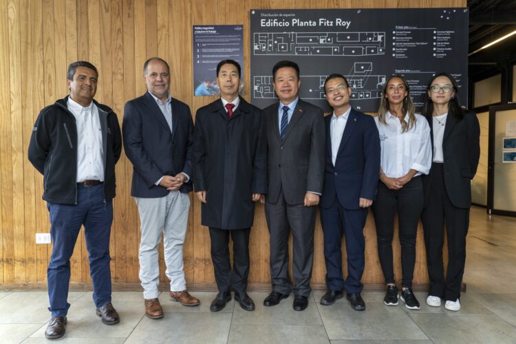 Embajador de China en Chile, Niu Qingbao, visita instalaciones de Australis Seafoods en Calbuco y Puerto Varas
