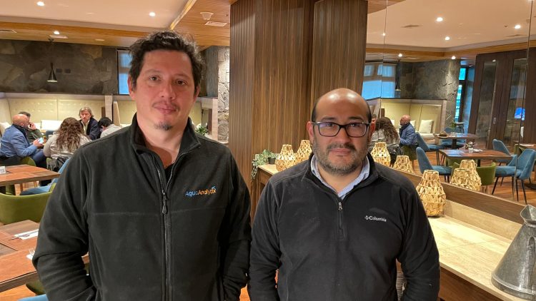 A la Izquierda, Eduardo Pulgar, PhD, CEO de Aqua Analytix, acompañado de Manuel Rodriguez Palta, MBA, Commercial Advisor de la compañía