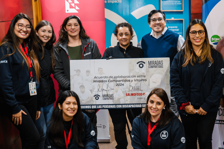 Firma del acuerdo de colaboración. Créditos Salmofood.