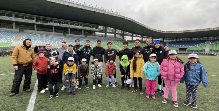 Hijos de colaboradores de Camanchaca compartieron con jugadores CD Puerto Montt