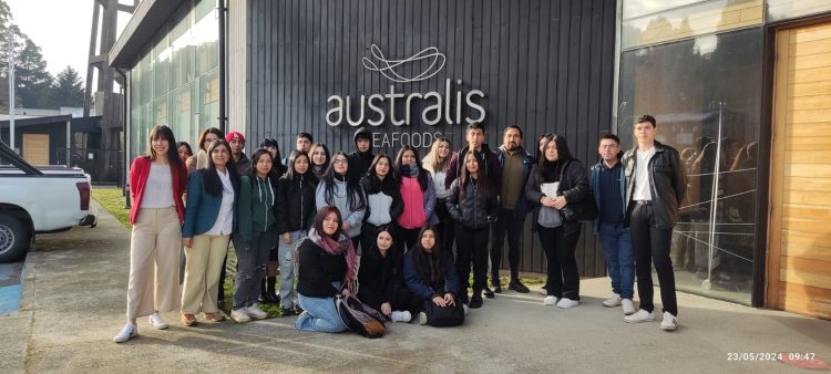 Australis y Universidad Santo Tomás firman convenio para incentivar incorporación de jóvenes en la salmonicultura