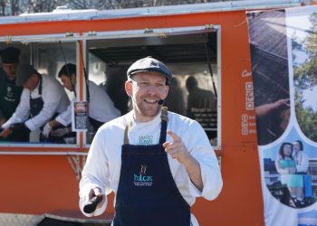La gastronomía en bases al salmón llegó a la plaza de la ciudad