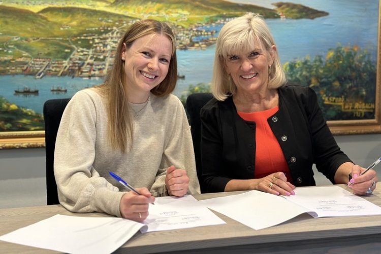 Foto: Nordlaks / LinkedIn / Propietaria de Nordlaks, Therese Berg, y la alcaldesa de Harstad, Kari-Anne Opsal, han firmado el contrato para la compra de terrenos.