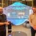 Mirosław Pietrzak y Arnstein Hosaas presentan una nueva cámara que garantiza una vigilancia eficaz en la jaula. Créditos: AKVA group.
