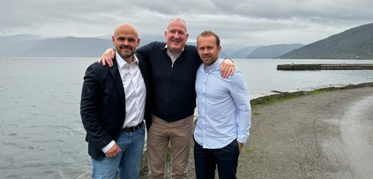 Mounir El'Mourabit de la Asociación EPS (izquierda), Dag Sørli del Consejo Noruego de Productos del Mar y Henrik Wiedswang Horjen de Seafood Norway