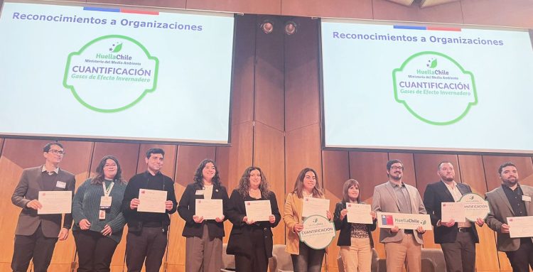 Foto: Yadran / Reconocimiento de HuellaChile por la cuantificación de sus emisiones de gases de efecto invernadero (GEI).