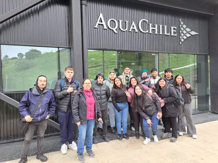Estudiantes de la Universidad de Magallanes visitaron instalaciones de AquaChile