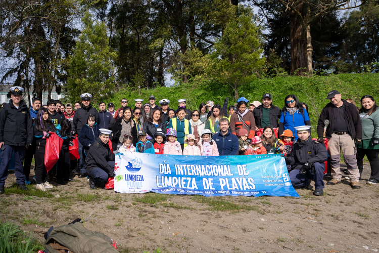 Participantes en la limpieza de playas. Créditos PSP Chile.