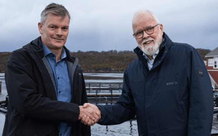 Foto: Torghatten Aqua / Knut Bråthen, jefe de la iniciativa de acuicultura en Torghatten Aqua, y Bjørn Erik Sørvik firmaron el acuerdo.