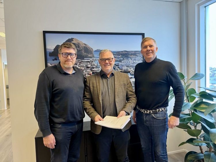 Foto: LAXEY / Kristmann Kristmannsson, gerente de Proyectos de Procesamiento y Compras de LAXEY, y Daði Pálsson, director general de LAXEY, sellando el acuerdo con Karl Ásgeirsson, gerente de Ventas de Baader Islandia.