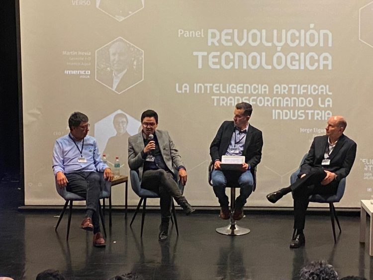 Foto: Finalizado el primer segmento se desarrollo el primer panel con los expositores.