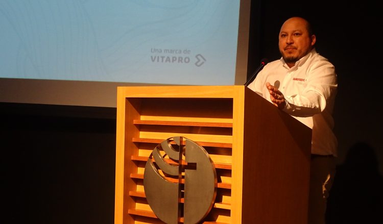 El jefe del Departamento de Sistemas de Gestión en Salmofood, José Luis Trejo exponiendo en el Seminario de Nutrición de Peces en Temuco. Créditos InfoSALMON.