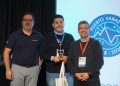 Entrega del reconocimiento en el Congreso de Antibióticos en la Acuicultura. De izquierda a derecha: Fernando Cáceres, CEO de InfoSALMON, Dr. Sergio Lynch de la Universidad Santo Tomás y Esteban Ramírez, gerente general de Intesal. Créditos InfoSALMON.