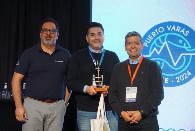 Entrega del reconocimiento en el Congreso de Antibióticos en la Acuicultura. De izquierda a derecha: Fernando Cáceres, CEO de InfoSALMON, Dr. Sergio Lynch de la Universidad Santo Tomás y Esteban Ramírez, gerente general de Intesal. Créditos InfoSALMON.