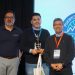 Entrega del reconocimiento en el Congreso de Antibióticos en la Acuicultura. De izquierda a derecha: Fernando Cáceres, CEO de InfoSALMON, Dr. Sergio Lynch de la Universidad Santo Tomás y Esteban Ramírez, gerente general de Intesal. Créditos InfoSALMON.