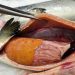 Salmón con piscirickettsiosis. El pez tiene un hígado amarillo con manchas claras, parcialmente sangrantes y pequeñas hemorragias, bazo hinchado y oscuro, hemorragias en la vejiga natatoria, tejido adiposo y musculatura, e intestino con paredes inflamadas y sangrantes. Créditos: Helene Kvam, Labora.