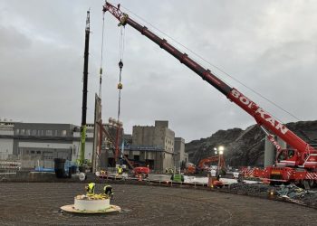 Ensamblaje de tanques marca construcción de instalación de Salmon Evolution.