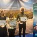 Josefina Söderlund Svahn, directora Comercial de Alimentación de IKEA Svenska Försäljning AB, Kristin Hurum, directora de Recursos Humanos, Sostenibilidad y Calidad de Cermaq Noruega, y Jussi Kosomaa, director comercial de Nordic Trout, reciben los premios inaugurales de ASC Nordic Awards. Créditos ASC.