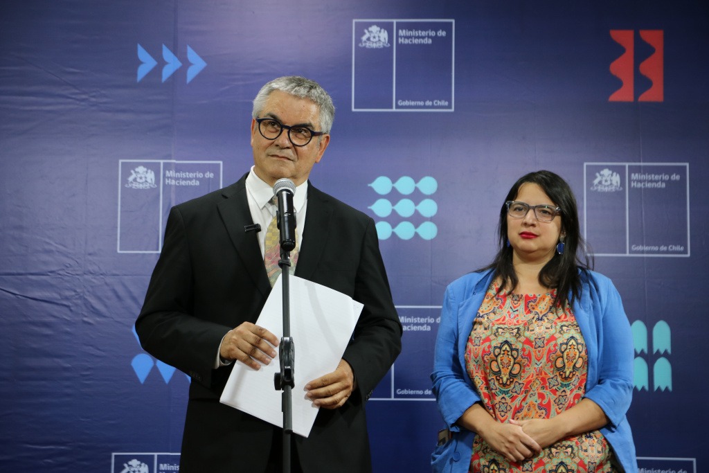 Ministro Mario Marcel junto a la directora de Presupuestos, Javiera Martínez. Créditos. Ministerio de Hacienda