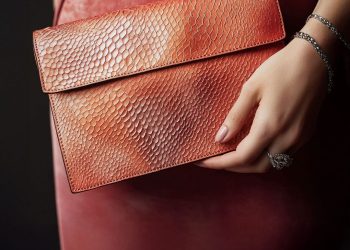 Moda sustentable: Cuero del salmón es materia prima en vestuario y accesorios para el outfit