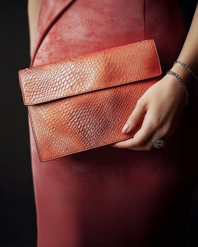 Moda sustentable: Cuero del salmón es materia prima en vestuario y accesorios para el outfit