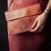 Moda sustentable: Cuero del salmón es materia prima en vestuario y accesorios para el outfit