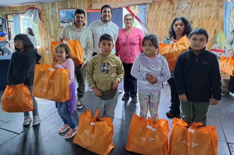 Comunidades indígenas de Lago Cabrera destacan aporte de AquaChile a la educación local