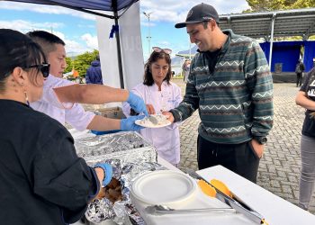 La comunidad pudo disfrutar de una exquisita degustación de cancato de salmón. Créditos Blumar.