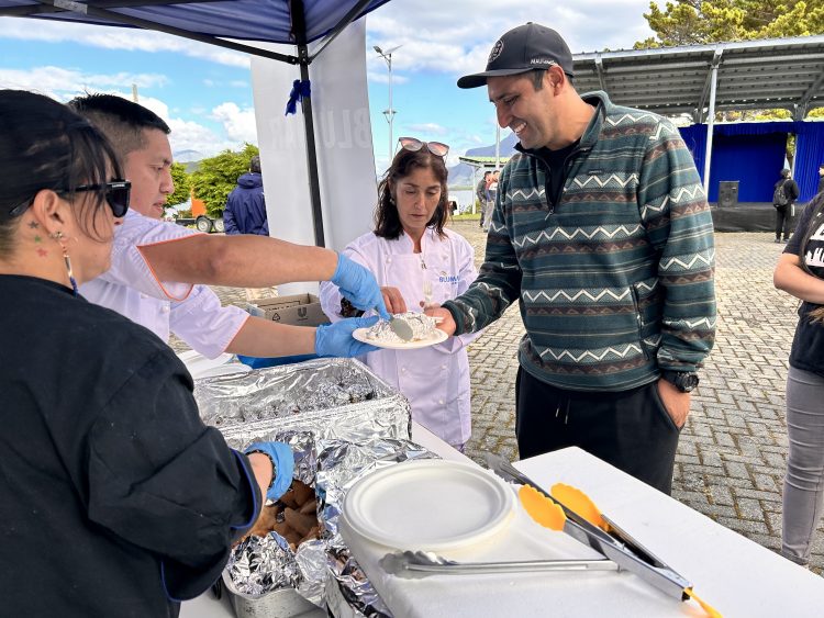 La comunidad pudo disfrutar de una exquisita degustación de cancato de salmón. Créditos Blumar.