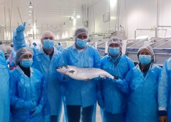 Empresas socias de SalmonChile reciben al Gobernador Regional de Los Lagos en recorrido por plantas salmoneras