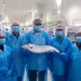 Empresas socias de SalmonChile reciben al Gobernador Regional de Los Lagos en recorrido por plantas salmoneras