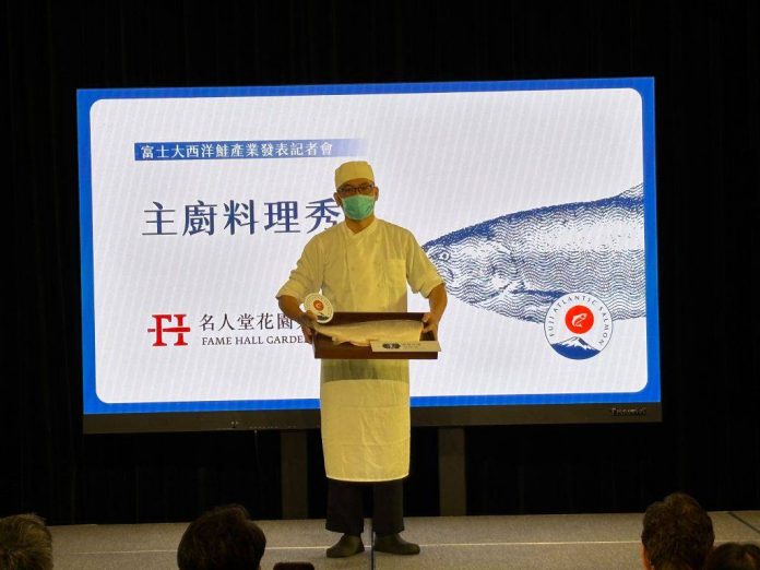 El chef del Hall of Fame Garden Hotel hizo una demostración especial del espectáculo de apertura del salmón. (Foto/Ciencia de mañana)