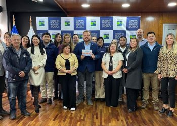 Salmoneros se reúnen con gobernador del Bío Bío