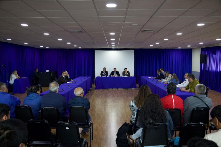 Gobernadores, alcaldes, empresarios y trabajadores se reúnen en primera sesión del Plan Salmón