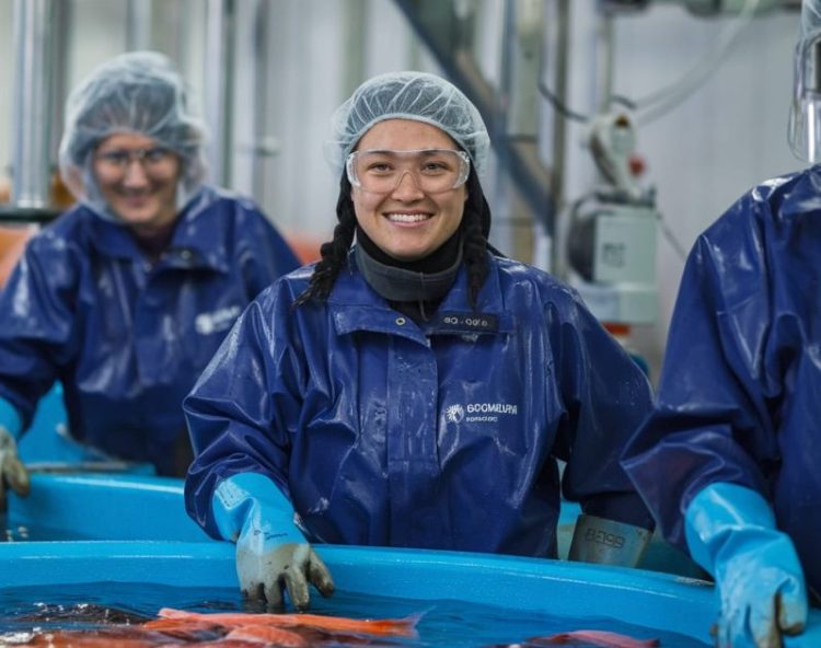 "Sin ellas, no hay progreso": La contribución imprescindible de las mujeres a la salmonicultura