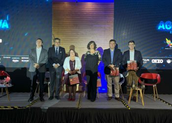 De izquierda a derecha: Tomás Vigneaux, director de "Agua Viva"; Alejandro Santana, gobernador de Los Lagos; Marta Oyarzo, Pdta. C.N.T.I.S.; Álicia Gallardo, Pdta. comisión OMSA; Fernando Villarroel, CEO de Mowi Chile; y Pedro Pablo Laporte, Grte. de Negocios de Blumar. Créditos: InfoSALMON.