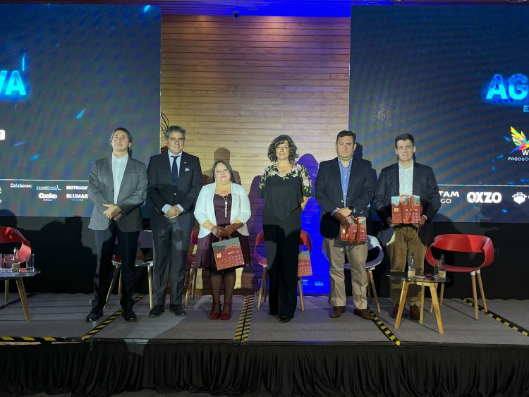 De izquierda a derecha: Tomás Vigneaux, director de "Agua Viva"; Alejandro Santana, gobernador de Los Lagos; Marta Oyarzo, Pdta. C.N.T.I.S.; Álicia Gallardo, Pdta. comisión OMSA; Fernando Villarroel, CEO de Mowi Chile; y Pedro Pablo Laporte, Grte. de Negocios de Blumar. Créditos: InfoSALMON.