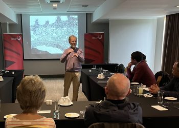 Dr. Hugh Ferguson exponiendo en actividad de Skretting. Créditos Skretting Chile.