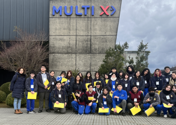 Multi X junto a proyecto micelio acercan la industria del salmón a estudiantes de la región