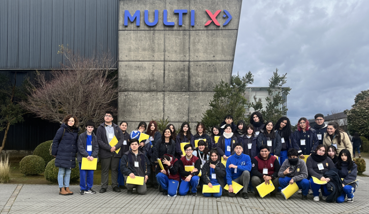 Multi X junto a proyecto micelio acercan la industria del salmón a estudiantes de la región