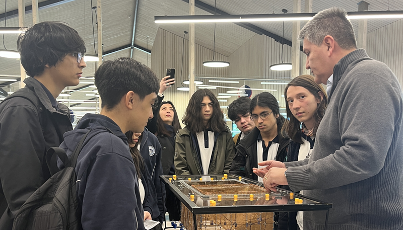 Multi X junto a proyecto micelio acercan la industria del salmón a estudiantes de la región