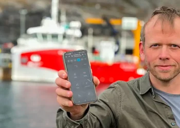 Fishtalk ahora está disponible directamente en tu navegador. Lars Martin Sandvik Aas demuestra el acceso móvil en un centro de cultivo. Créditos: AKVA group.