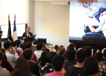 Exposición de Sady Delgado, CEO de AquaChile, en la UAI. Créditos: Cedida