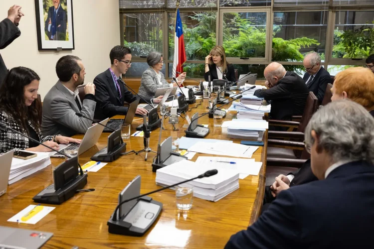 Comisión de Hacienda envía a sala Ley Marco de Autorizaciones Sectoriales