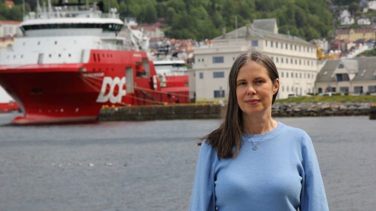 «Aunque el contenido de ingredientes marinos en los alimentos acuícolas ha disminuido, el salmón sigue siendo una buena fuente de ácidos grasos omega-3 marinos», afirma la científica marina Rita Hannisdal. Créditos: Øystein Rygg Haanæs / HI.