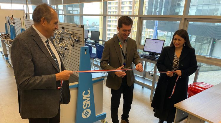 Corte de cinta en la inauguración. De izquierda a derecha: Miguel Davalos, Carlos Aubert y Romina Cayumil. Créditos: InfoSALMON.
