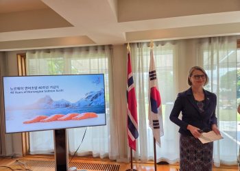La embajadora noruega en Corea, Anne Kari Hansen Ovind, inauguró un evento en Seúl por el 40º aniversario del sushi de salmón. Créditos: Korea Time.